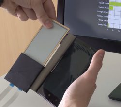 FlexCase: откидной чехол с E-Ink дисплеем для телефонов - «Windows»