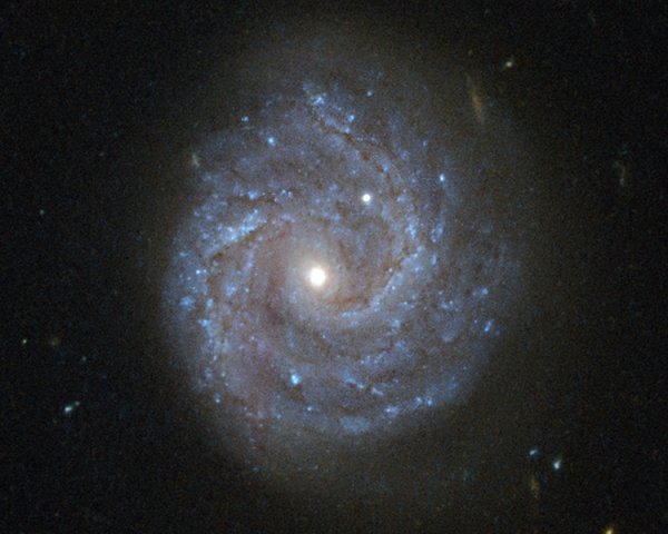 Фото дня: загадочная чёрная дыра в «сердце» спиральной галактики - «Новости сети»