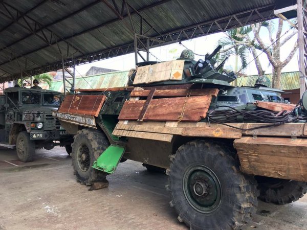 Филиппинские военные защищают свои броневики досками и картоном | - «Интернет и связь»