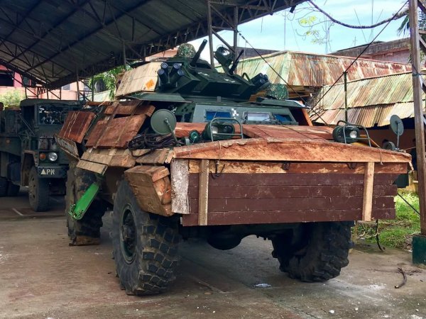 Филиппинские военные защищают свои броневики досками и картоном | - «Интернет и связь»