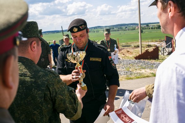 Фонтаны грязи и автомобиль на стволе: под Минском прошел танковый биатлон | - «Интернет и связь»