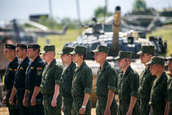 Фонтаны грязи и автомобиль на стволе: под Минском прошел танковый биатлон | - «Интернет и связь»