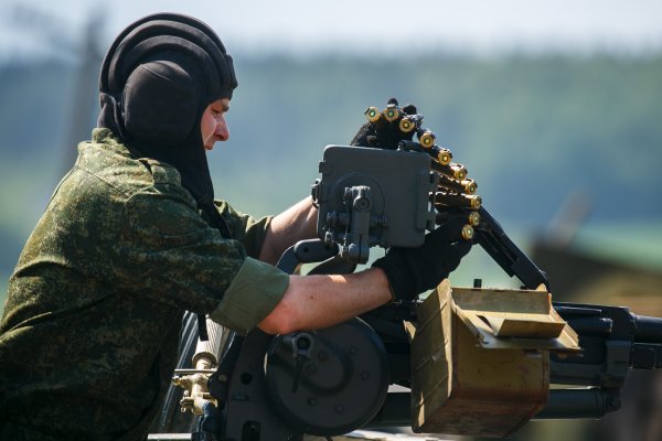 Фонтаны грязи и автомобиль на стволе: под Минском прошел танковый биатлон | - «Интернет и связь»