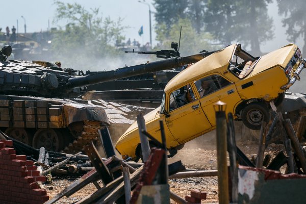 Фонтаны грязи и автомобиль на стволе: под Минском прошел танковый биатлон | - «Интернет и связь»