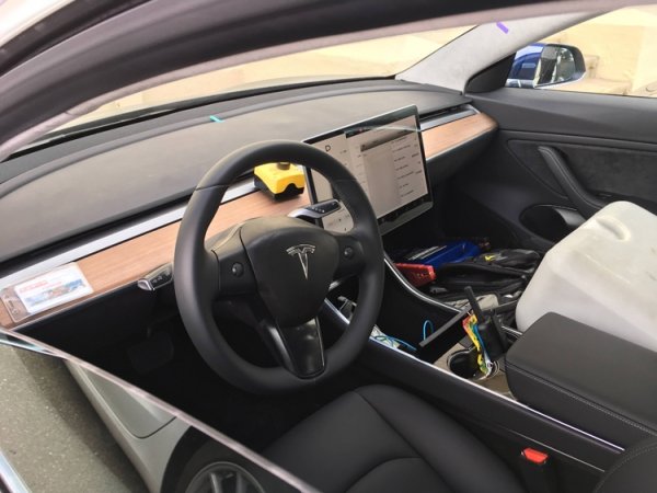 Интерьер электрокара Tesla Model 3 запечатлён на «живых» фотографиях - «Новости сети»