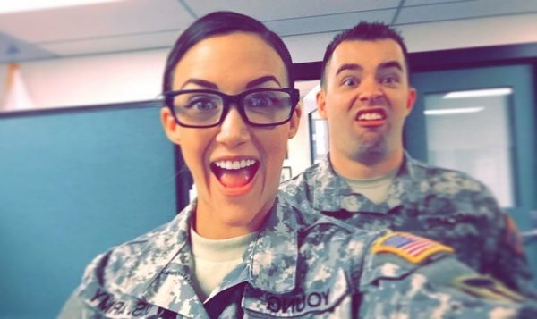 Модель с оружием: ветеран армии США стала звездой Instagram | - «Интернет и связь»