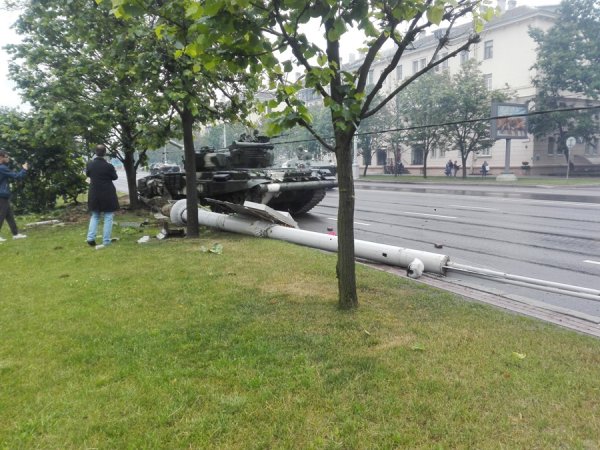 Мокрый асфальт и ошибка мехвода: эксперт назвал возможные причины аварии с танком в Минске | - «Интернет и связь»