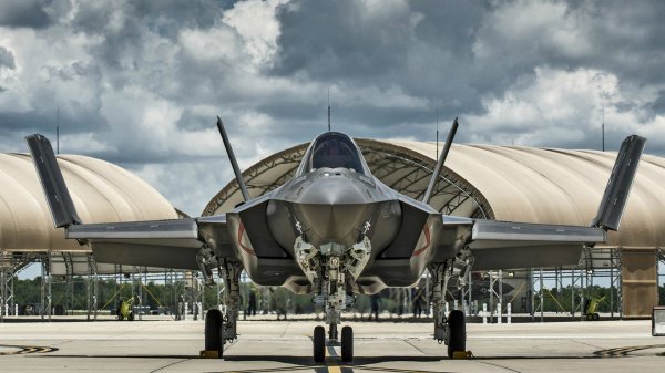 Сверхдорогой истребитель F-35 показал фигуры высшего пилотажа | - «Интернет и связь»