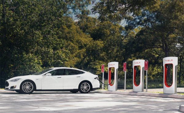 Tesla хочет перевести станции Supercharger на солнечные панели и аккумуляторы - «Новости сети»