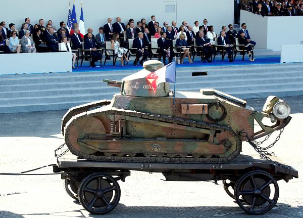 Фотофакт. Трампу во Франции показали уникальные 100-летние танки | - «Интернет и связь»