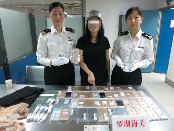 Китаянка спрятала под одеждой 102 iPhone | - «Интернет и связь»