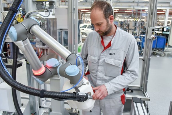 Audi расширяет взаимодействие людей и роботов при производстве автомобилей - «Новости сети»