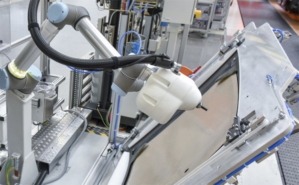 Audi расширяет взаимодействие людей и роботов при производстве автомобилей - «Новости сети»