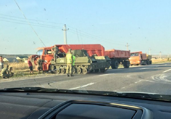 Курьезная авария: в России самоходка въехала в КамАЗ | - «Интернет и связь»