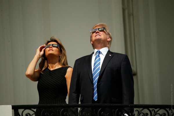 Трамп посмотрел прямо на Солнце во время затмения и насмешил соцсети | - «Интернет и связь»