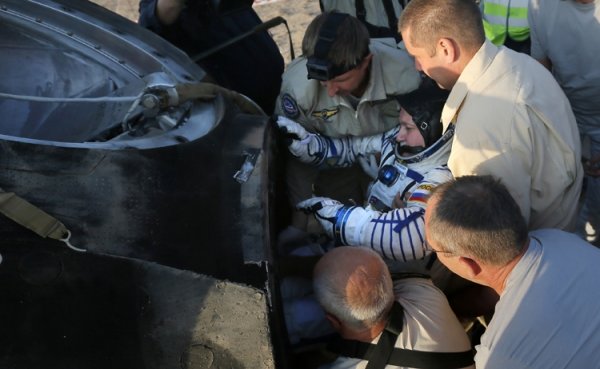 Фото дня: возвращение экипажа корабля «Союз МС-04» на Землю - «Новости сети»