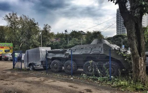 Фотофакт. В Перми на парковке оставили бронетранспортер | - «Интернет и связь»