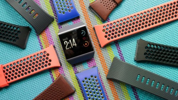 Продажи Bluetooth-гарнитуры Fitbit Flyer и смарт-часов Fitbit Ionic начнутся 1 октября - «Новости сети»