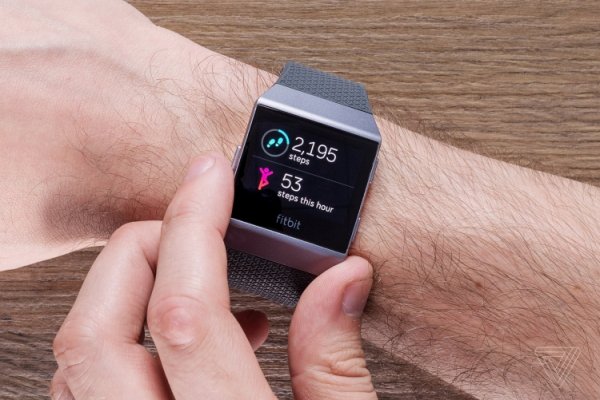 Продажи Bluetooth-гарнитуры Fitbit Flyer и смарт-часов Fitbit Ionic начнутся 1 октября - «Новости сети»