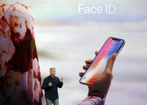 Apple отрицает снижение требований к точности Face ID ради ускорения выхода iPhone X - «Новости сети»