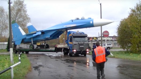 Истребитель Су-27 заехал на автозаправку в Тверской области | - «Интернет и связь»
