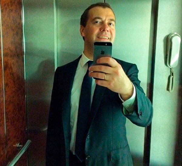 Медведев пошутил об опасности обнуляющего мозги суперинтеллекта |  - «Интернет и связь»