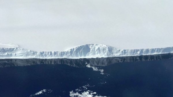 Рядом с Антарктидой сфотографировали гигантский айсберг | - «Интернет и связь»