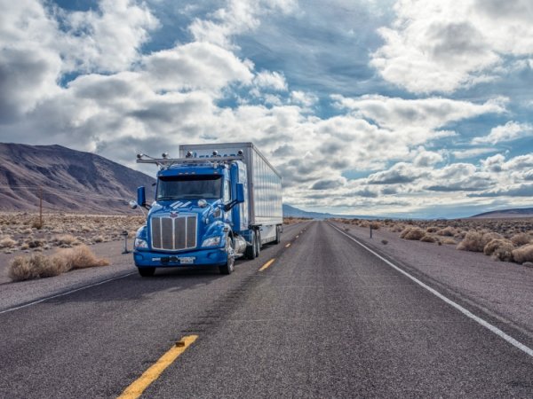Самоуправляемые грузовики с рефрижераторами курсируют между Техасом и Калифорнией - «Новости сети»