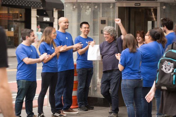 В Нью-Йорке поставили поддельный Apple Store, и к нему выстроилась очередь | - «Интернет и связь»