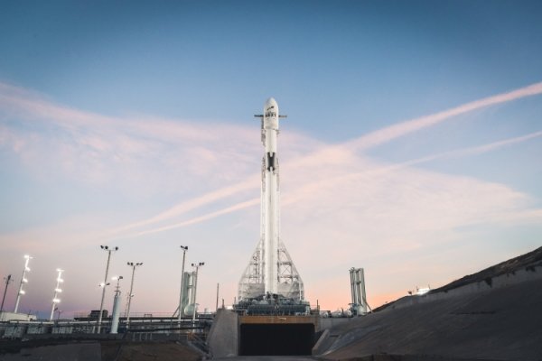 В Лос-Анджелесе запуск ракеты SpaceX Falcon 9 приняли за НЛО - «Новости сети»