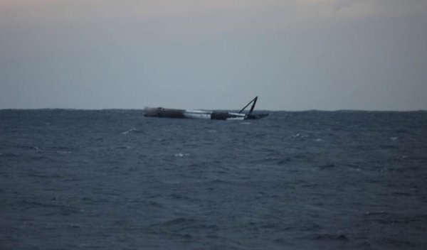 СМИ: Американские ВВС нанесли удар по неутонувшей ступени ракеты SpaceX - «Интернет и связь»