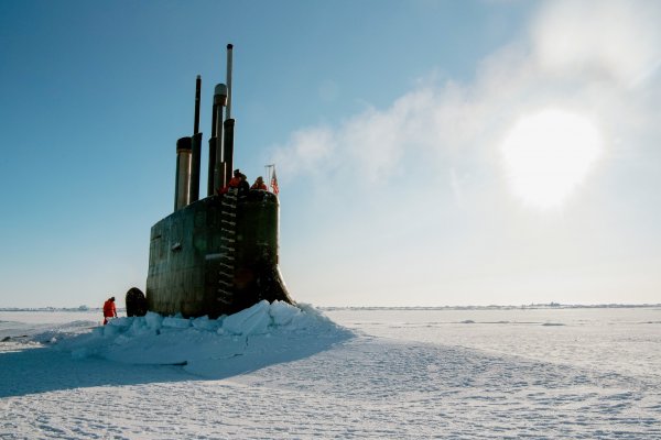 Видеофакт. Американская подлодка-охотник всплыла сквозь лед в Арктике - «Интернет и связь»