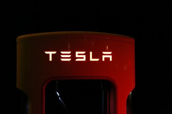 Производитель электромобилей Tesla продолжает нести убытки - «Новости сети»