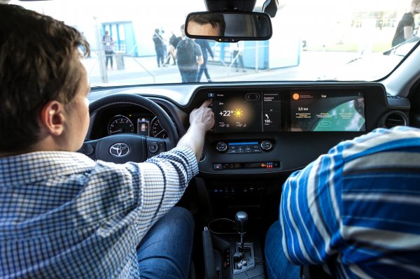 Яндекс показал демомобиль на базе Toyota RAV4 с платформой Яндекс.Авто - «Новости сети»