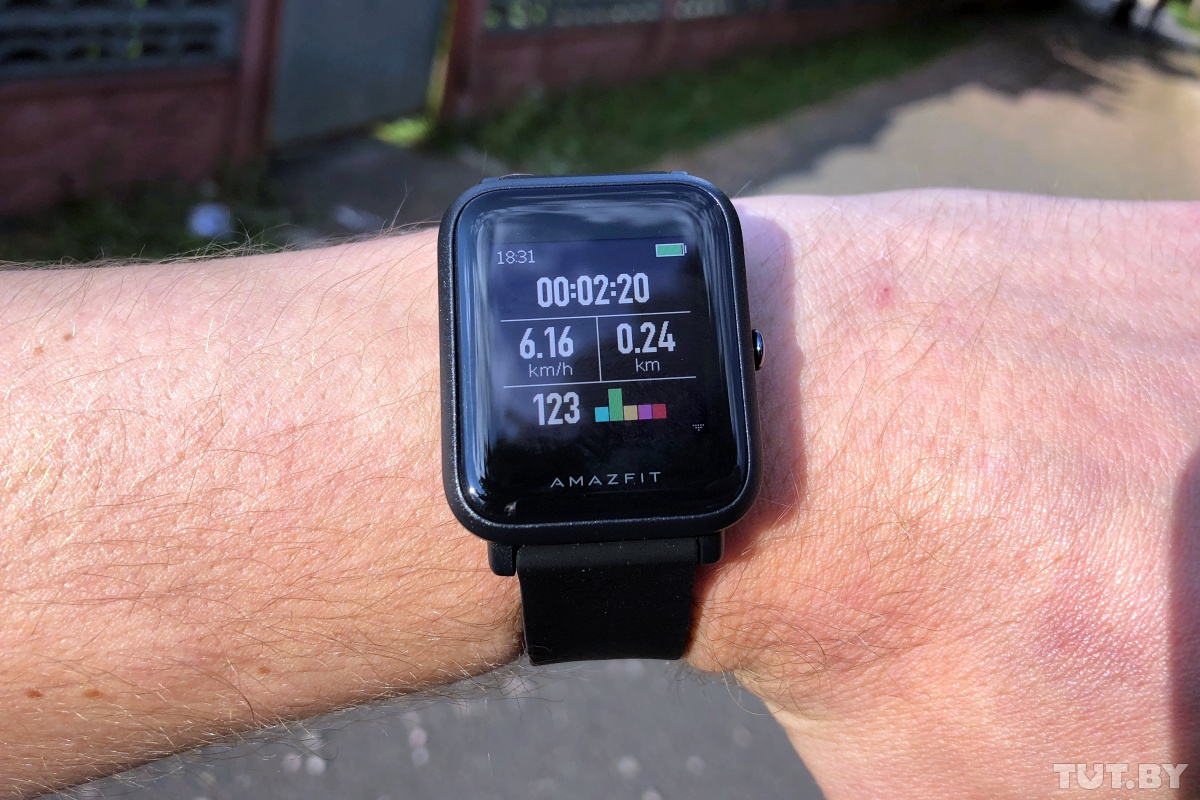 Нормальные часы. Xiaomi Amazfit Bip на руке. Xiaomi Amazfit Bip на детской руке. Часы Xiaomi Amazfit Bip на руке. Xiaomi Amazfit Bip s на женской руке.