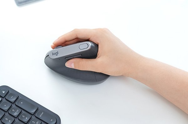 Logitech выпустила мышь с вертикальной конструкцией - «Новости сети»
