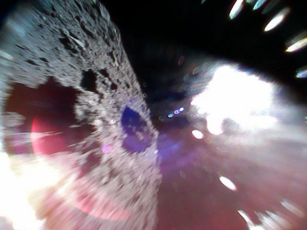 Два японских робота успешно приземлились на астероид Рюгу и прислали фото - «Интернет и связь»