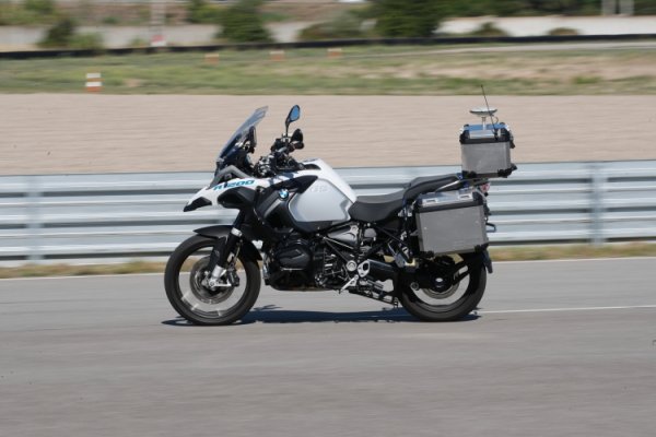 Видео дня: BMW продемонстрировала самоуправляемый мотоцикл - «Новости сети»