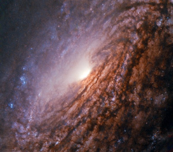 Фото дня: яркое «сердце» спиральной галактики - «Новости сети»