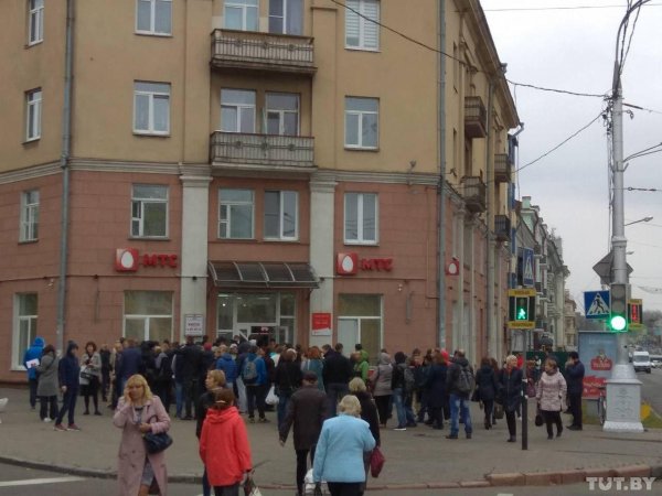 В офисах МТС в Гомеле в субботу огромные очереди (спойлер: бежать уже поздно). Что случилось? - «Интернет и связь»