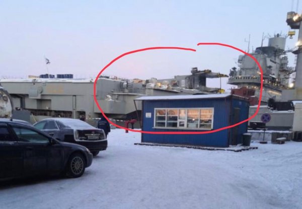 Опубликовано фото подъемного крана, упавшего на палубу "Адмирала Кузнецова" - «Интернет и связь»