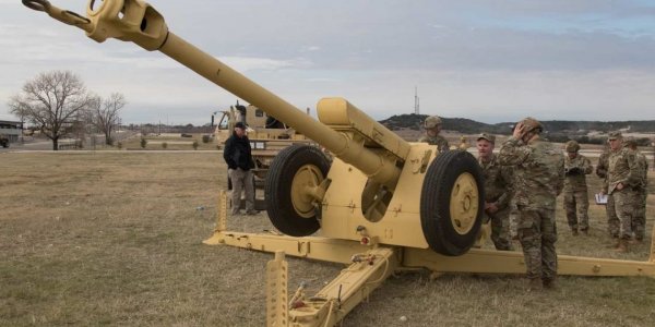 Фотофакт. Американские солдаты изучают советскую гаубицу Д-30 - «Интернет и связь»