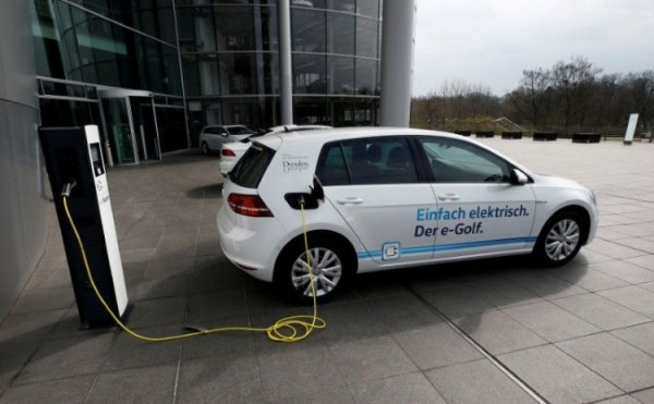 Volkswagen запустит производство мобильных зарядных станций для электромобилей - «Новости сети»
