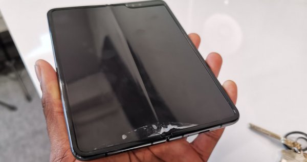 У самого дорогого смартфона Samsung возникли проблемы со сгибающимся экраном - «Интернет и связь»