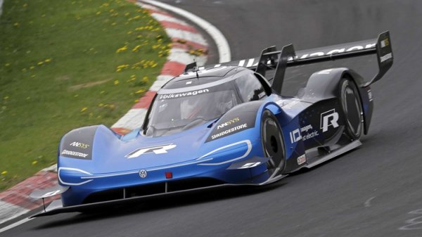 Гоночный электрокар Volkswagen ID. R установил рекорд на сложнейшей трассе в мире - «Новости сети»