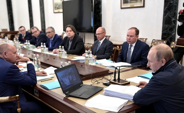 На снимки журналистов попал ноутбук Путина  - «Интернет и связь»