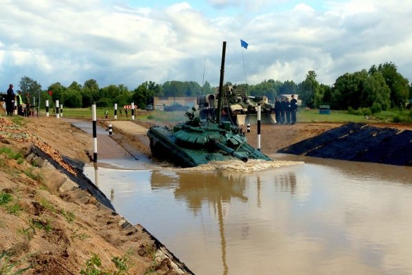 Фотофакт. Российские танкисты отрабатывают вождение под водой  - «Интернет и связь»