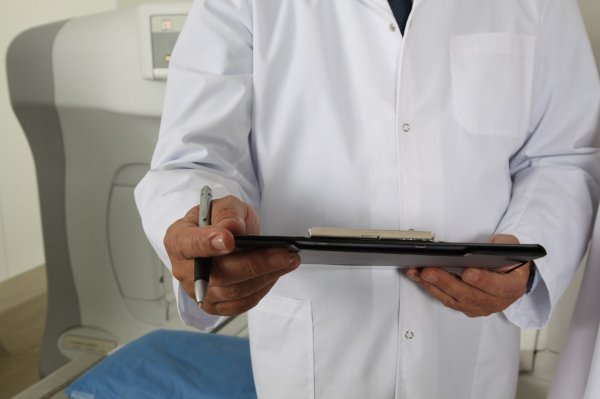 В России мужчина проглотил ложку и два дня ждал, пока она «выйдет естественным путем - «Интернет и связь»