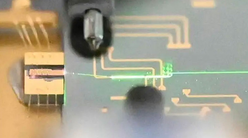 Калтех создал революционный миниатюрный лазер: он превратит смартфон в лабораторию, а атомные часы уместит в чип - «Новости сети»